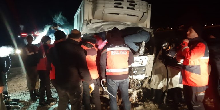 Kars'ta otomobille kamyonetin çarpıştığı kazada 5 kişi yaralandı