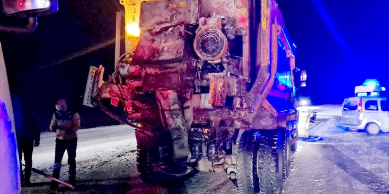 Kars'ta zincirleme trafik kazasında 3 kişi yaralandı