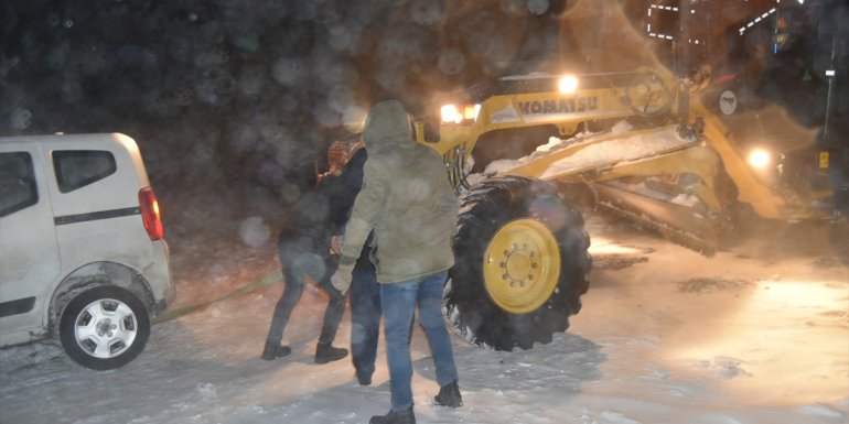 KARS - Tipi nedeniyle mahsur kalan 15 kişi kurtarıldı1