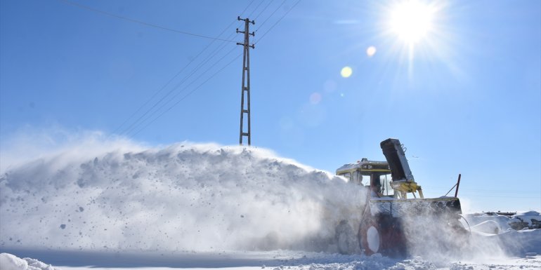 KARS - Yolu kardan kapanan köylerdeki diyaliz hastalarının imdadına ekipler yetişti1