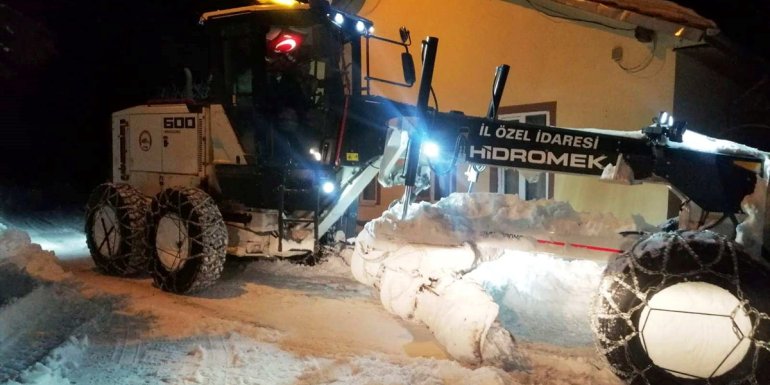 Keban Kaymakamı Akbulut, karla mücadele eden personeli ziyaret etti