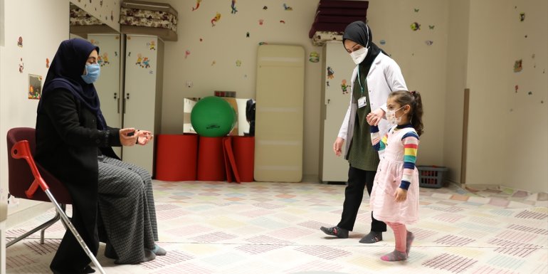 Küçük Yüsra ve annesi depremin acısını yüreklerinde taşıyor1