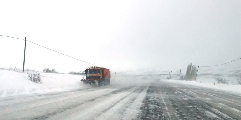 Malatya-Adıyaman kara yolu yoğun kar nedeniyle ulaşıma kapandı (2)1