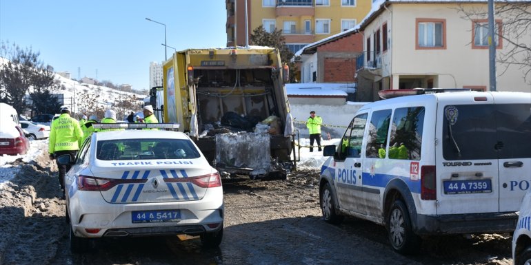 Malatya'da çöp kamyonunun çarptığı kadın hayatını kaybetti