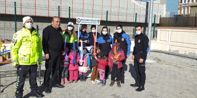 Malatya'da dilenciliğe yönlendirilen çocuklara polis şefkati