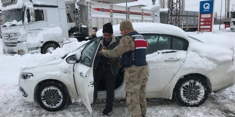 Malatya'da jandarma yolda kalan sürücülere kumanya dağıttı