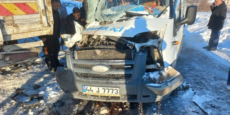 Malatya'da kamyonla çarpışan minibüsteki 2 yolcu yaralandı