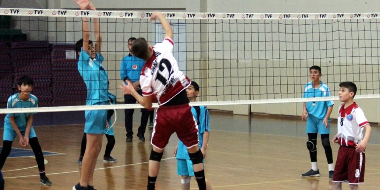 Malatya'da okullar arası yıldızlar voleybol grup maçları başladı