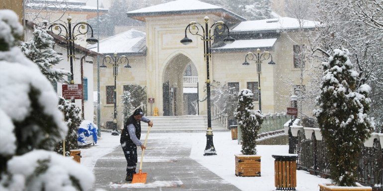 Darende'de kar yağışı etkili oluyor