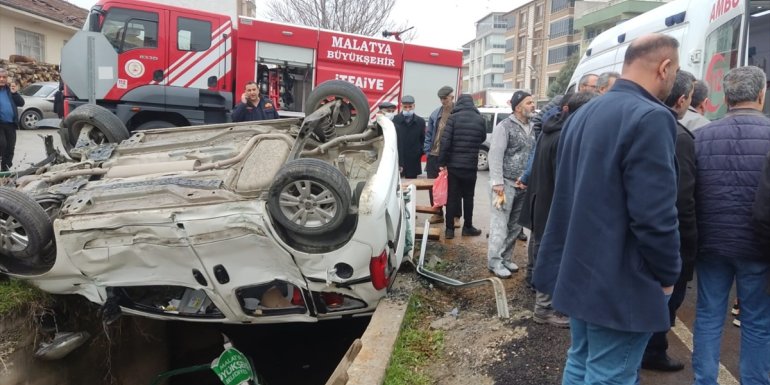 Malatya'da kanala devrilen aracın sürücüsünü itfaiye kurtardı