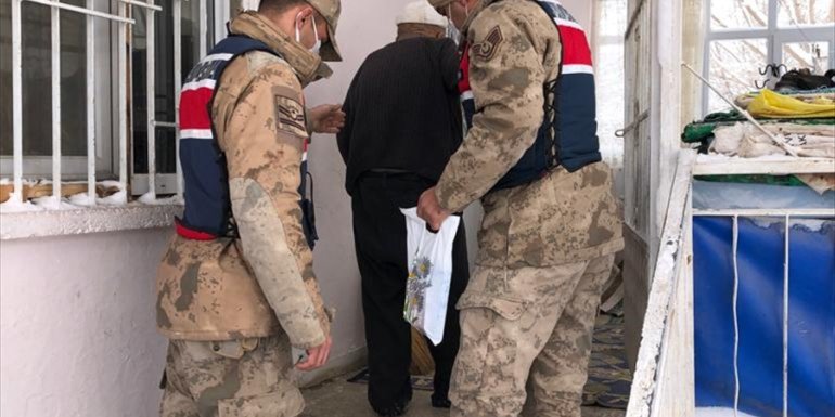 MALATYA - Kanser hastası kadının ilaçlarını jandarma teslim etti1