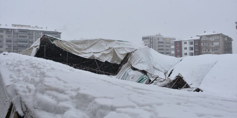 Malatya'da kar yağışı nedeniyle çatı çöktü, 15 araçta hasar oluştu