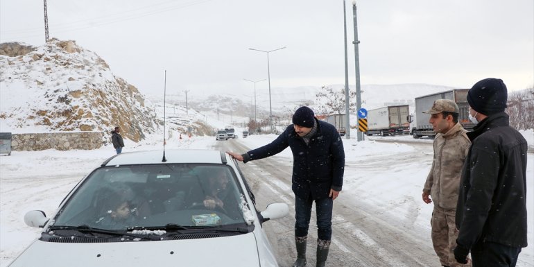 MALATYA - Kardan kapanan yolda bekleyenler misafirhanelere yönlendiriliyor1
