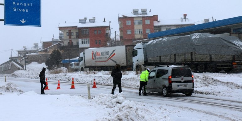 MALATYA - Sivas-Malatya kara yolu yoğun kar nedeniyle ulaşıma kapandı1