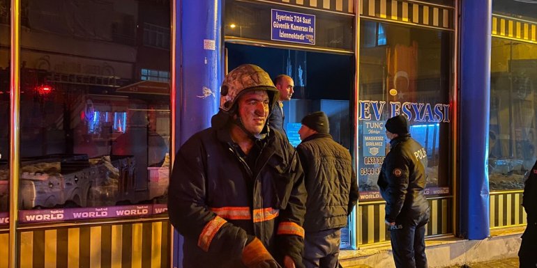 Malatya'da yangına müdahale eden itfaiye eri dumandan etkilendi