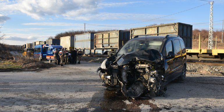 MALATYA - Yük treni hafif ticari araç ile çarpıştı, 1 kişi yaralandı1