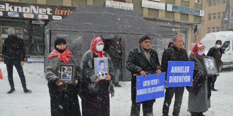 MUŞ - Anneler kar altında evlat nöbetini sürdürdü1