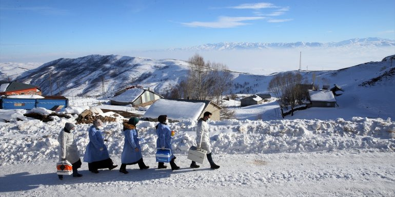MUŞ - Aşı timleri, karlı yolları aşarak en ücra köylere ulaşıyor1