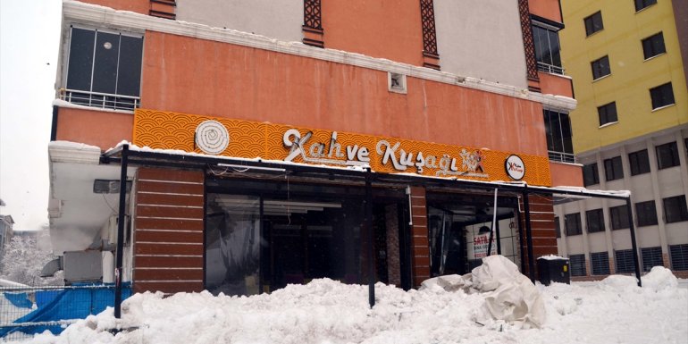 Muş'ta çatıdan düşen kar kütlesi kafenin cam tentesini kırdı
