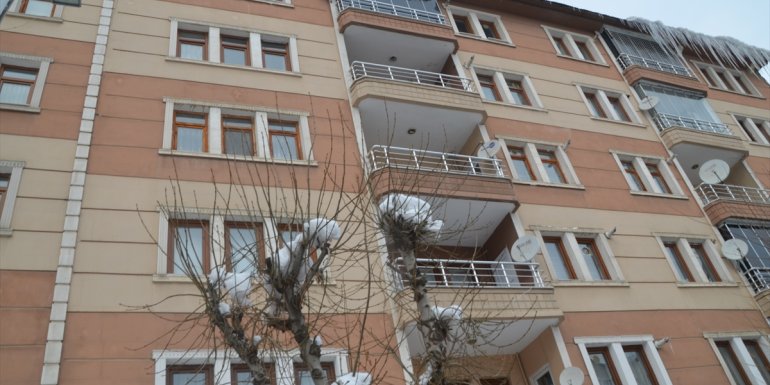 Muşlu esnaf, çatıdan düşen kar kütlesinin altında kalmaktan son anda kurtuldu