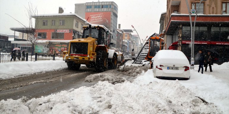 MUŞ - Günde 200 kamyon kar şehir dışına taşınıyor1