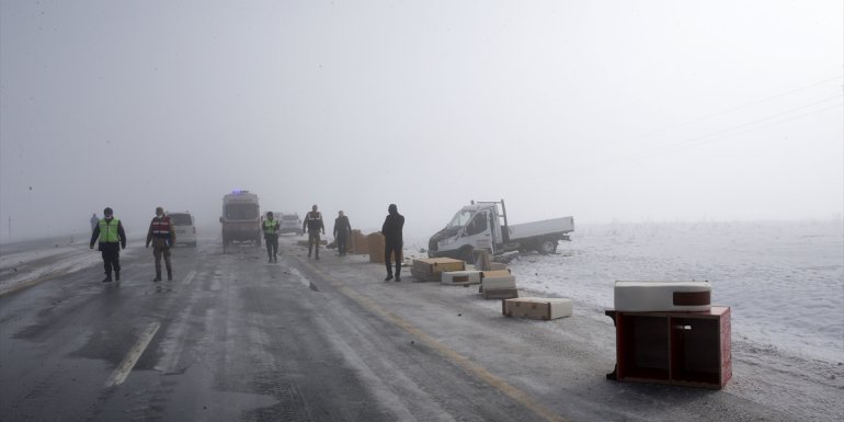 MUŞ - Hafif ticari araçla kamyonet çarpıştı, bir kişi öldü, 5 kişi yaralandı1