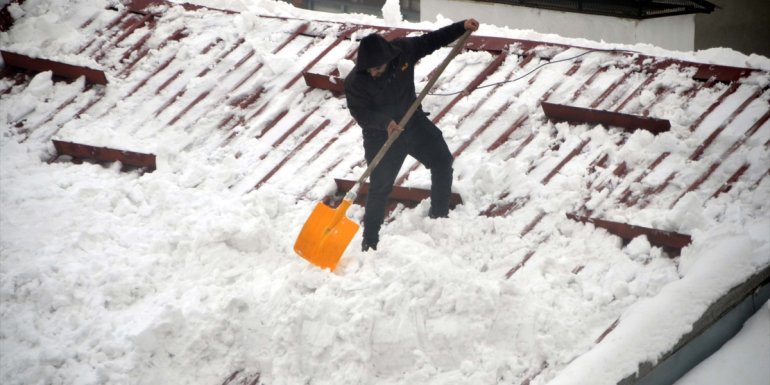 Karlı çatılarda ekmek parası mücadelesi