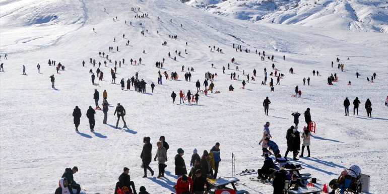Muş Kayak Merkezi'nde hafta sonu yoğunluğu yaşandı