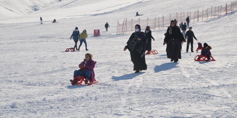 Muş Kayak Merkezi'nde yarıyıl tatili yoğunluğu yaşandı