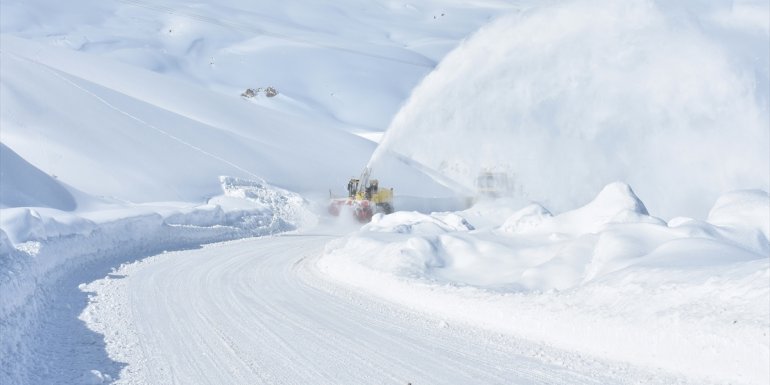 Doğu'daki 4 ilde 66 yerleşim birimine ulaşım sağlanamıyor