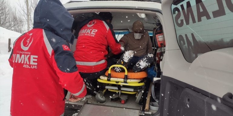 Muş'ta yolu kapanan mezradaki hasta 9 saatte hastaneye ulaştırıldı