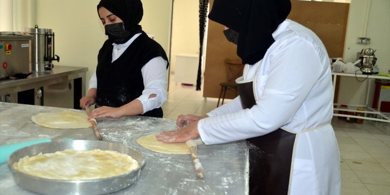 Muşlu kadınlar ürettikleri yöresel lezzetleri kazanca dönüştürüyor