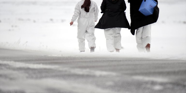 Sağlık ekipleri dondurucu soğuğa rağmen Ardahan kırsalında aşı mesaisinde
