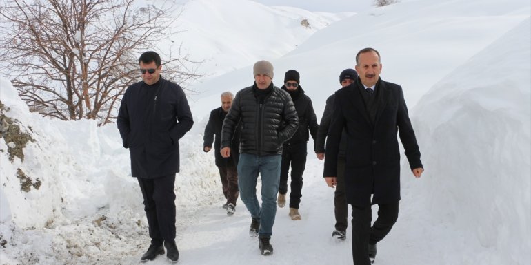 Şemdinli Belediye Başkanı Saklı, İran uyruklu 3 kişinin kaybolduğu iddia edilen bölgede inceleme yaptı