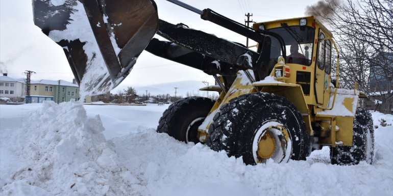 Tatvan'da karla mücadele çalışmaları sürüyor