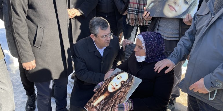 CHP heyeti Tunceli'de kayıp Gülistan Doku'nun ailesini ziyaret etti