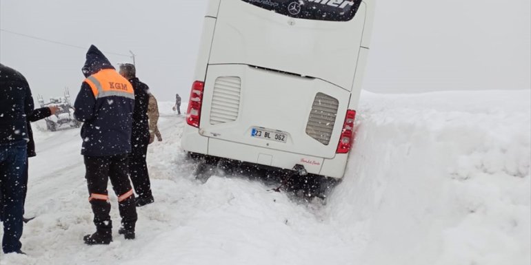 Tunceli'de kara saplanan yolcu otobüsü kurtarıldı