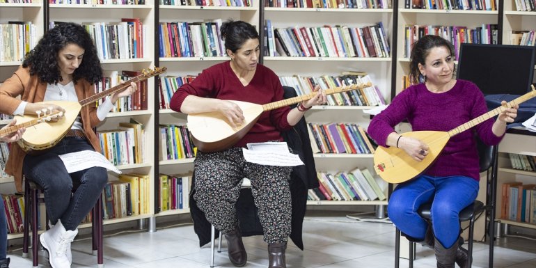 TUNCELİ - Ev hanımları kış mevsimini bağlama çalmayı öğrenerek geçiriyor1