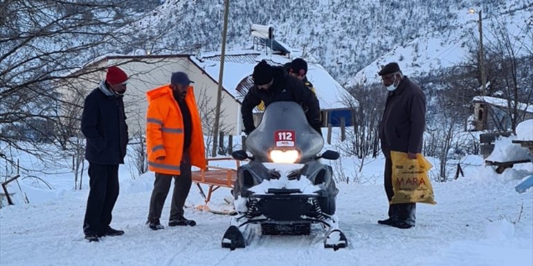 Tunceli'de hasta 2 kadın kar motoruyla hastaneye ulaştırıldı
