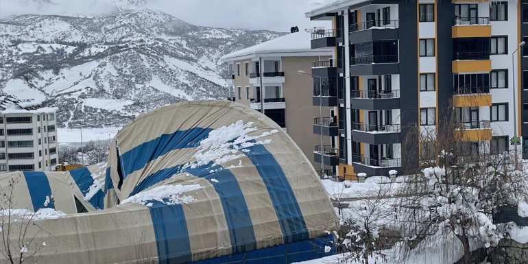 Tunceli’de halı sahanın kar biriken çatısı çöktü1