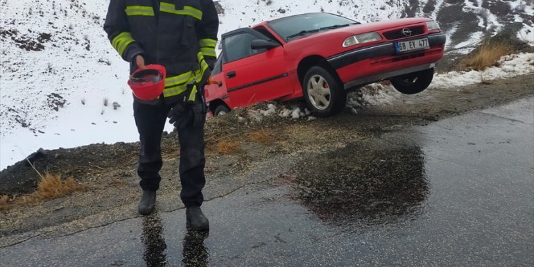 Uçurumun kenarında asılı kalan otomobil halat yardımıyla çekildi