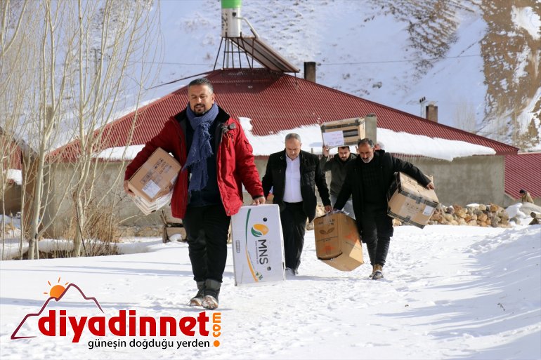 Üniversitelilerin harçlıklarıyla aldığı kışlık kıyafetler Ağrı