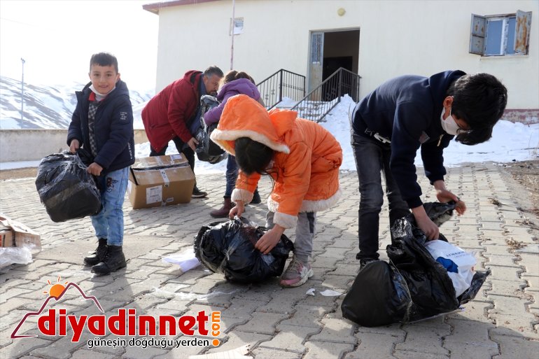 Üniversitelilerin harçlıklarıyla aldığı kışlık kıyafetler Ağrı