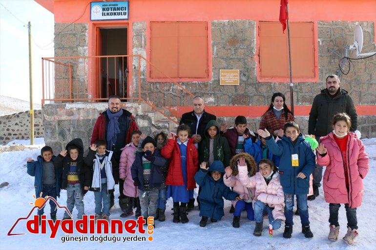 Üniversitelilerin harçlıklarıyla aldığı kışlık kıyafetler Ağrı