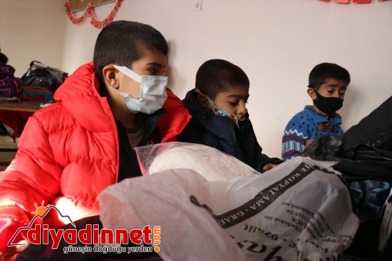 Üniversitelilerin harçlıklarıyla aldığı kışlık kıyafetler Ağrı