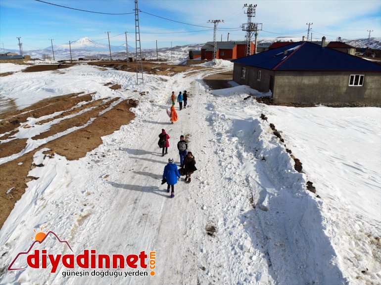 Üniversitelilerin harçlıklarıyla aldığı kışlık kıyafetler Ağrı