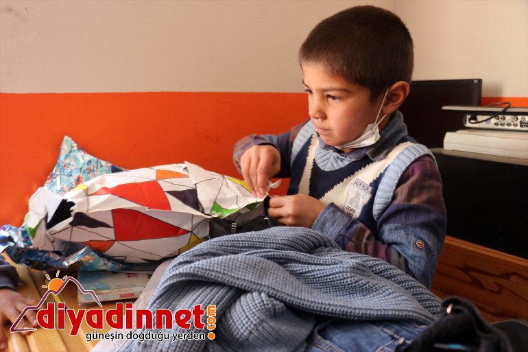 Üniversitelilerin harçlıklarıyla aldığı kışlık kıyafetler Ağrı