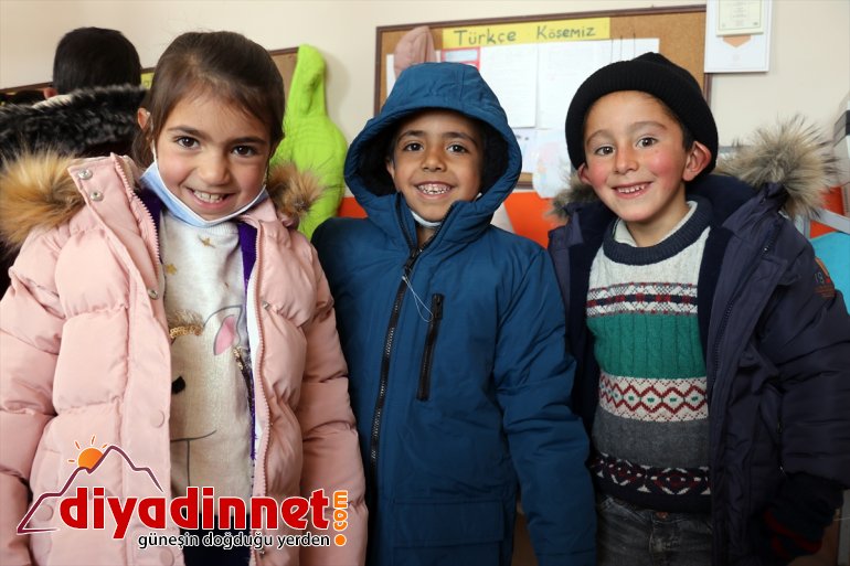 Üniversitelilerin harçlıklarıyla aldığı kışlık kıyafetler Ağrı
