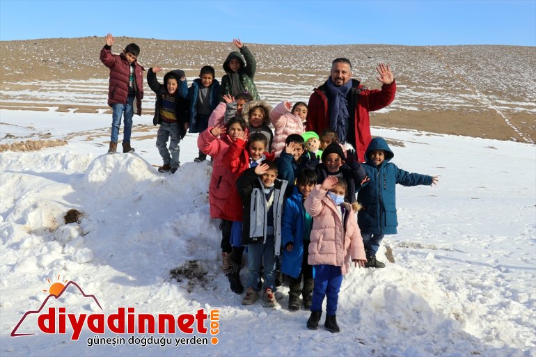 Üniversitelilerin harçlıklarıyla aldığı kışlık kıyafetler Ağrı