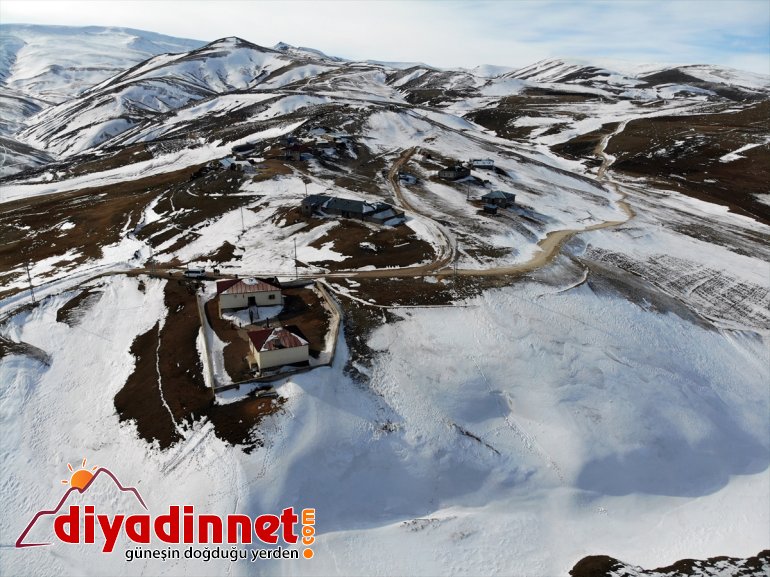 Üniversitelilerin harçlıklarıyla aldığı kışlık kıyafetler Ağrı